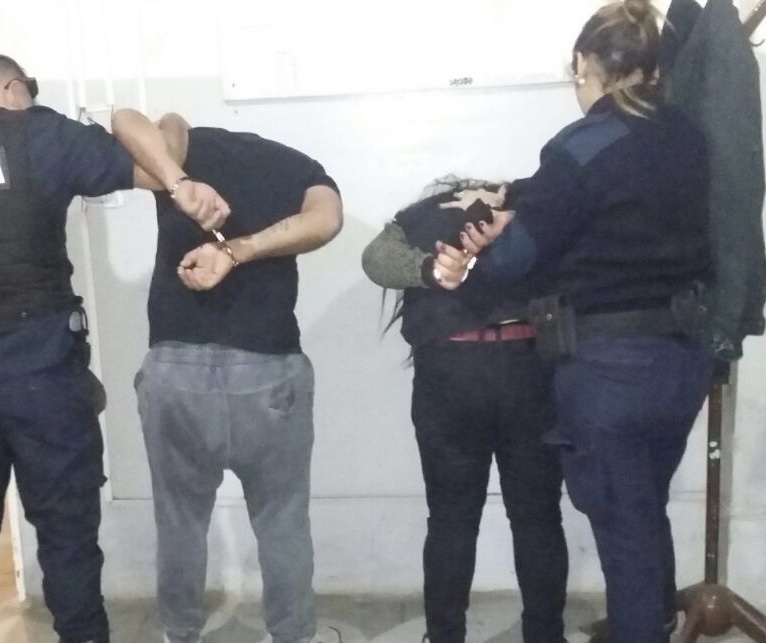 Pareja es detenida por robo