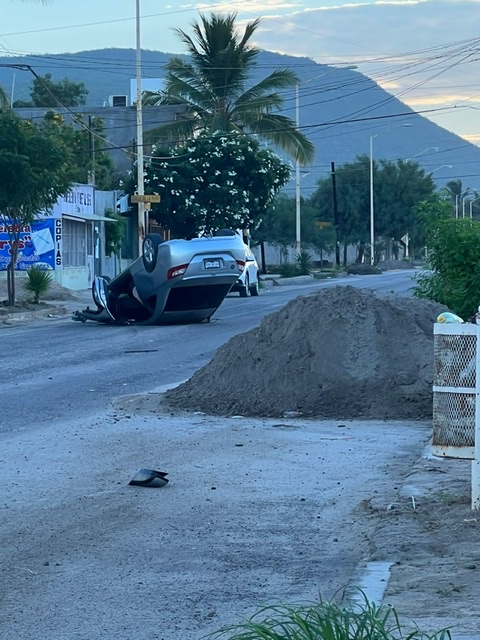 Conductor vuelca por impactar  con un montículo de arena