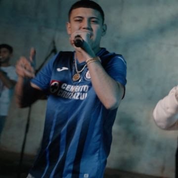 VIDEO: Usan la playera del Cruz Azul para cantar un corrido dedicado al ‘Chapo’