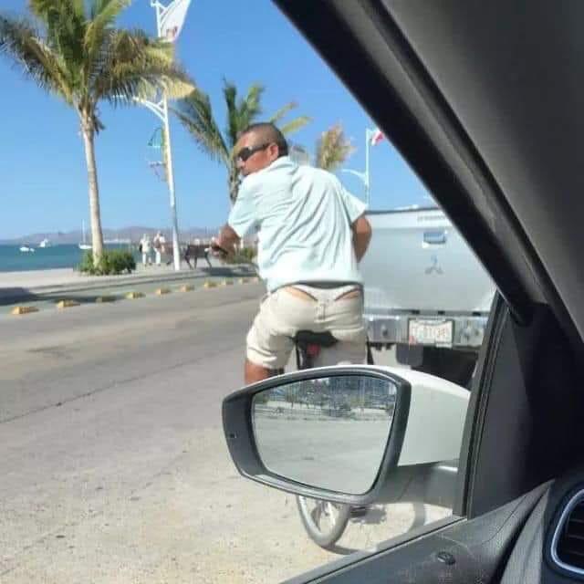 Ciclista presume lencería en Malecón de La Paz