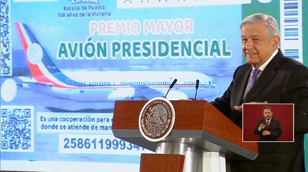 Presentan boleto para la rifa del avión presidencial