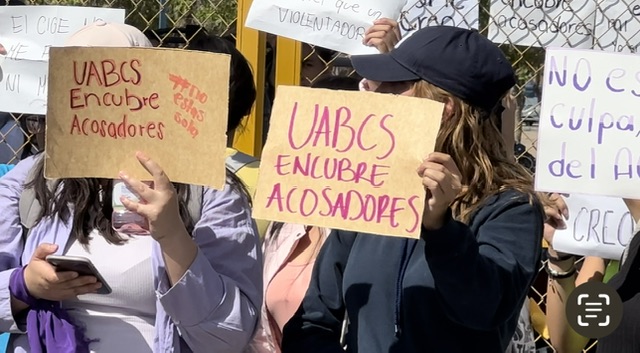 Estudiantes bloquean acceso a UABCS campus La Paz