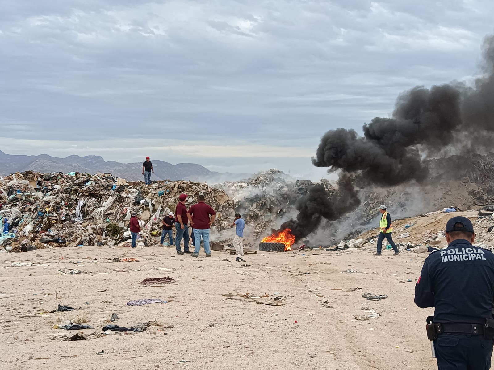 Sofocan incendio en basurero municipal