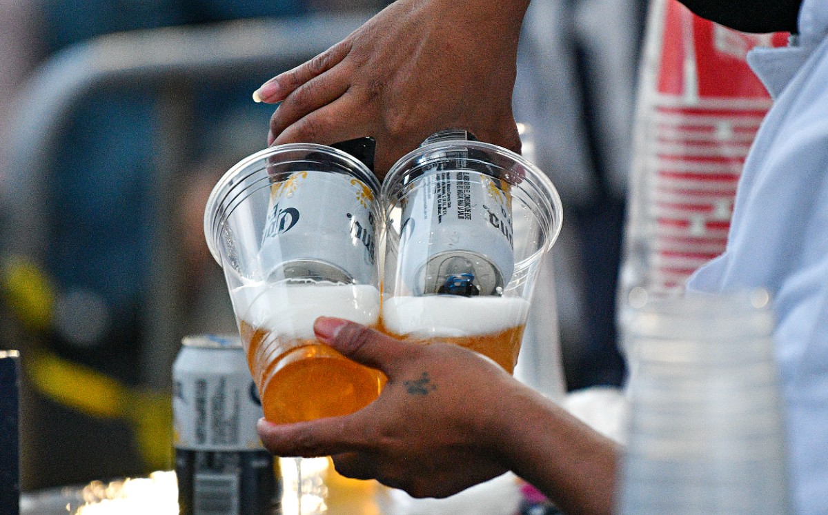 Trabajadores municipales son reclutados como cubeteros para vender cerveza en eventos que no son fiscalizados 