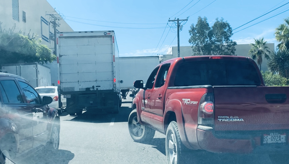 Caos y tráfico vehicular provocan proveedores de Chedraui