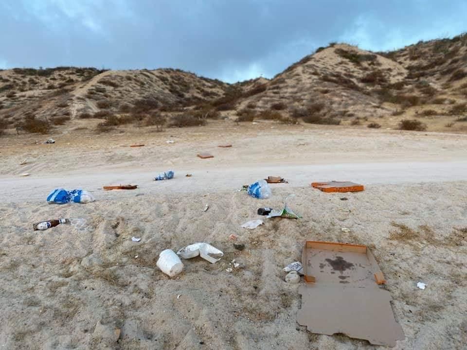 Con basura las playas de La Paz, a un día de su apertura