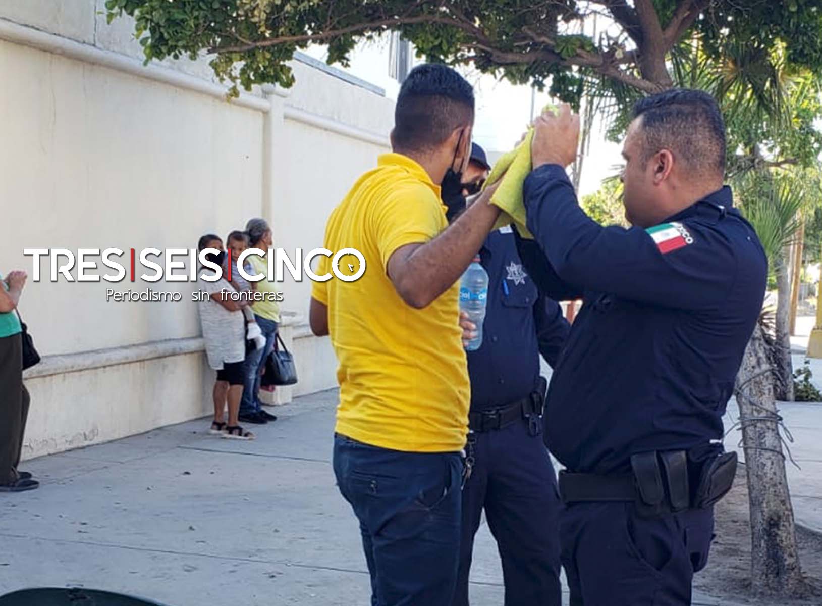 Policía auxilia a chofer de transporte público